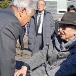 　石碑の除幕式後、関係者と談笑する倉本聰さん（右）＝１６日午前、北海道富良野市