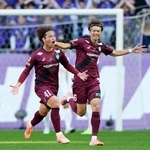 　神戸-広島　前半、先制ゴールを決め、駆け出す神戸・永戸（左）＝パナスタ