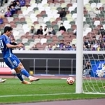 　町田-ＦＣ東京　延長後半、チーム２点目のゴールを決める町田・呉世勲（左から２人目）。ＧＫ波多野＝国立競技場