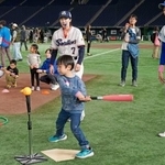 　日本高野連とＮＰＢによる普及活動「キッズファーストアクション」でバッティングの遊びを体験する子ども＝１６日、東京ドーム