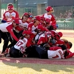 　ビックカメラ高崎を破り３連覇を果たし、マウンドで喜ぶトヨタナイン＝ジャイアンツタウンスタジアム