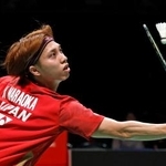 　男子シングルス決勝　西本拳太と対戦する奈良岡功大＝熊本県立総合体育館