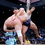 　豊昇龍（右）が足取りで宇良を下す＝福岡国際センター