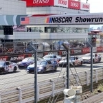 　静岡県小山町の富士スピードウェイで開かれた、米国の自動車レース「ＮＡＳＣＡＲ」のイベント＝１６日午前