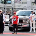 　「ＮＡＳＣＡＲ」のイベントに先立ち記念撮影する、トヨタ自動車の豊田章男会長（中央）。右端は小林可夢偉選手＝１６日午前、静岡県小山町の富士スピードウェイ