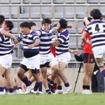 　明大-帝京大　試合終了間際、ペナルティートライで再逆転し喜ぶ明大フィフティーン＝秩父宮