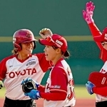 　３回、先制２点打を放ち笑顔のトヨタ・石川（左）＝ジャイアンツタウンスタジアム