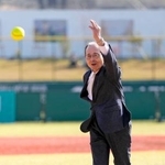 　ファーストピッチセレモニーに登場した王貞治さん＝ジャイアンツタウンスタジアム