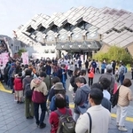 　柔道観戦のため、東京武道館の前に列を作る人たち＝１６日