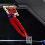 　男子鉄棒決勝　角皆友晴の演技＝高崎アリーナ