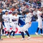 　山梨学院戦の９回、菰田の暴投で九州国際大付・吉田（手前右）がサヨナラの生還＝神宮