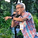 　反政府集会で演説する退役した元フィリピン海軍大佐＝１６日、マニラ（共同）