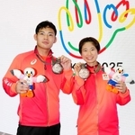 　メダルを手に記念撮影に応じる男子７３キロ級の蒲生和麻（左）と女子５２キロ級の岸野文音＝東京武道館