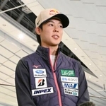 　取材に応じるジャンプ男子の小林陵侑＝１６日、羽田空港