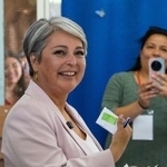 　１６日、チリ大統領選で投票するジャネット・ハラ候補＝サンティアゴ（ゲッティ＝共同）