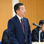 　北海道泊村議会の全員協議会で原発再稼働への同意を表明する高橋鉄徳村長＝１７日午前、泊村