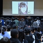 　有山楓さんが通っていた奈良市立富雄北小で開かれた「いのちの集会」＝１７日午前（代表撮影）