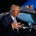 　大統領専用機への搭乗前、取材に応えるトランプ大統領＝フロリダ州ウェストパームビーチ（ＡＰ＝共同）