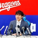 　契約を更改し、記者会見する中日・大島＝１７日、ナゴヤ球場