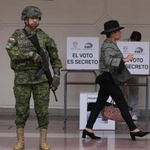 　１６日、エクアドルの首都キトで投票する有権者（ＡＰ＝共同）