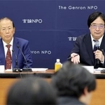 　「東京-北京フォーラム」の開催延期について説明する「言論ＮＰＯ」の工藤泰志代表（右）。左は同フォーラムの武藤敏郎実行委員長＝１７日午後、東京都千代田区