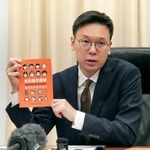 　ハンドブックを手に取材に応じる林飛帆氏＝１２日、台北市（共同）