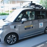 　国会周辺で実証実験を始める自動運転車＝１７日午後、東京都千代田区の経産省