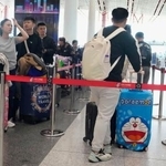 　北京首都国際空港の日本便などを扱うカウンターに並ぶ人たち＝１６日（共同）