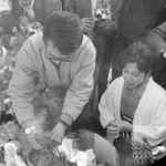 　あさま山荘に設置された殉職警察官の祭壇を訪れた牟田泰子さん（右）と夫の郁男さん＝１９７２年３月、長野県・軽井沢