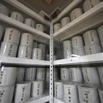 　原爆供養塔の地下納骨室に安置されている骨つぼ＝７月、広島市中区の平和記念公園