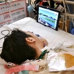 　デフリンピック会場にいる分身ロボットを通じて競技を観戦する星加琉翔さん＝１７日、東京都小平市