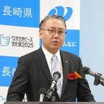 　定例記者会見をする長崎県の大石賢吾知事＝１７日午後、長崎県庁