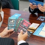 　対戦型カードゲームでサイバーセキュリティーについて学ぶ大阪府警の捜査員ら＝１７日午後、大阪府警本部