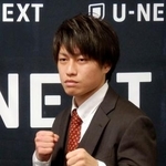 　世界挑戦が決まり、ポーズをとるＷＢＯフライ級４位の桑原拓＝１７日、横浜市