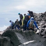 　溶岩ドーム「平成新山」を視察する参加者＝１７日午後、長崎県の雲仙・普賢岳
