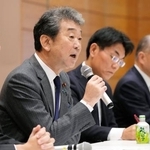 　総会後、記者会見する自民党の「責任ある積極財政を推進する議員連盟」の中村裕之共同代表（左から２人目）＝１７日午後、国会