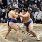 　大の里（右）が押し出しで欧勝馬を下す＝福岡国際センター