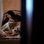 　自宅で横たわるアファフ・アブアリアさん＝１０月２７日、ヨルダン川西岸ムガイヤ（共同）