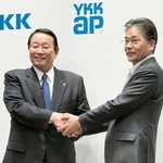 　記者会見を終え、写真に納まるＹＫＫの堀秀充取締役（左）とパナソニックハウジングソリューションズの山田昌司社長＝１７日午後、東京都千代田区