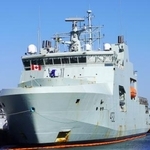 　神奈川県の海上自衛隊横須賀基地に入港したカナダ海軍の哨戒艦「マックス・バーネイズ」＝１７日午前