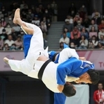 　男子９０キロ級３位決定戦　トルコ選手（左）に一本勝ちした水掫瑞紀＝東京武道館