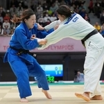 　女子７０キロ級３位決定戦　チェコ選手（右）と対戦する衣川暁＝東京武道館