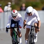 　男子スプリント２回戦　力走する郷原輝久（左）＝静岡県日本サイクルＳＣ