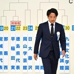 　第１０４回全国高校サッカー選手権の「宮城県代表」を代理で抽選した宮城県高体連サッカー専門部の平賀玄太委員長＝１７日午後、東京都港区