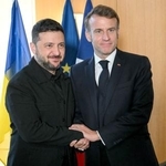 　首脳会談で握手するウクライナのゼレンスキー大統領（左）とフランスのマクロン大統領＝２３日、ブリュッセル（ロイター＝共同）