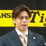 　契約更改交渉を終え、記者会見する阪神・梅野＝１７日、兵庫県西宮市の球団事務所