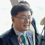 　ＣＯＰ３０の会合に出席後、報道陣の取材に応じる韓国の金星煥環境相＝１７日、ブラジル・ベレン（共同）