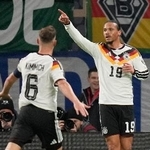 　対スロバキア戦でゴールを決めポーズをとるドイツ代表のサネ＝１７日、ライプチヒ（ＡＰ＝共同）」