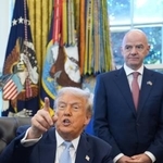 　記者団と話すトランプ米大統領（左）と、ＦＩＦＡのインファンティノ会長＝１７日、ワシントンのホワイトハウス（ＡＰ＝共同）