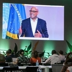 　ＣＯＰ３０の閣僚級会合で演説する条約事務局のスティール事務局長＝１７日、ブラジル・ベレン（共同）